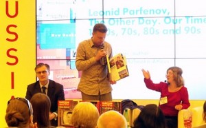 Alexandra dolmetscht konsekutiv ins Russische bei einem Auftritt des Authors Leonid Parfenov